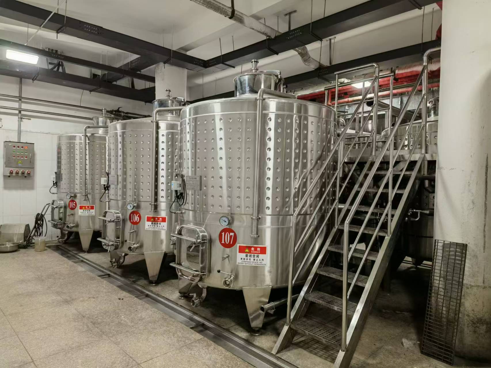 100HL-wine-tanks1.jpg